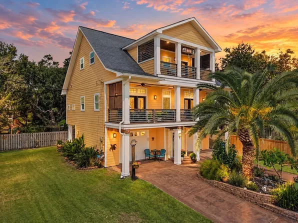 808 Elm Rd, Clear Lake Shores, TX 77565