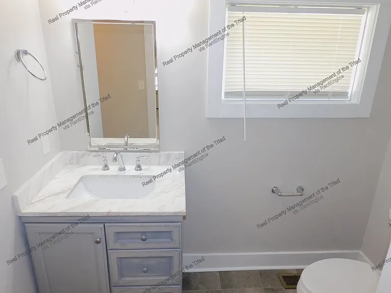 936 Albert St — Photo 13