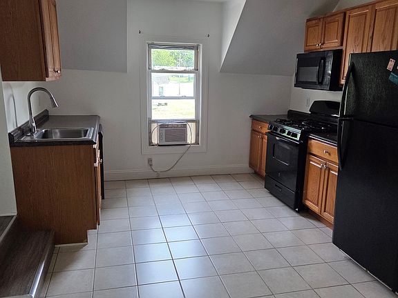 3rd image of 622 Main St APT 2