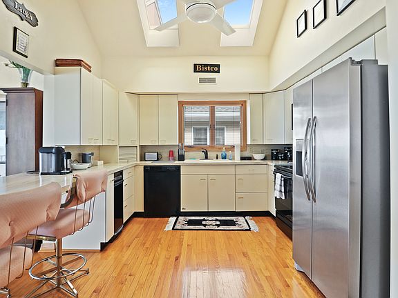 4th image of 2834 Charlemagne Dr