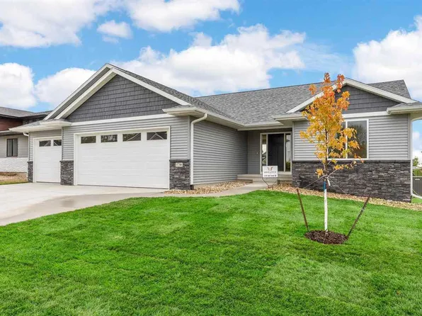 1730 Parkland Dr, Ely, IA 52227