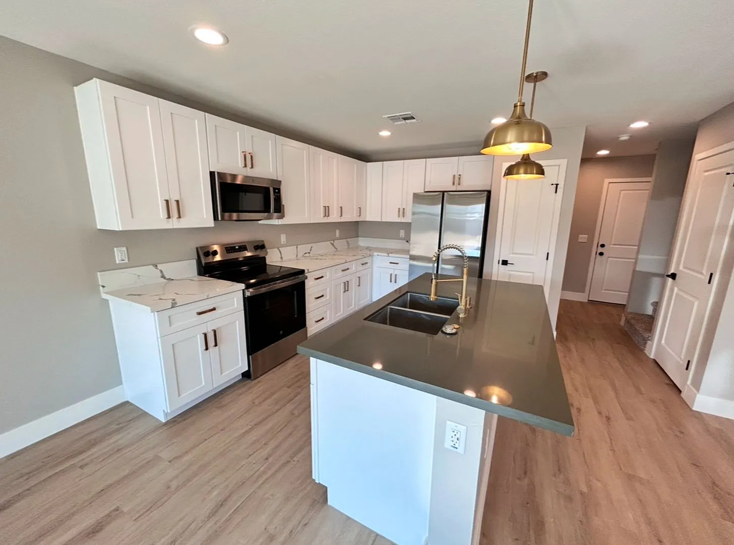 Brand New! 3 Bed Plus Den/Loft, No Hoa, Extra Large Lot/Backyard. — Photo 1