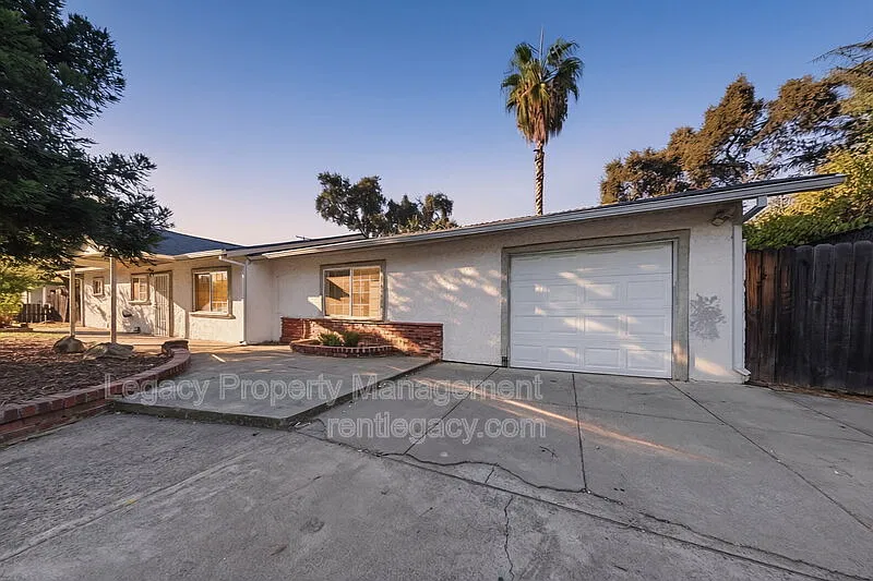 3 bed, 2.0 bath, 1670 sqft, $2,575 — Photo 1