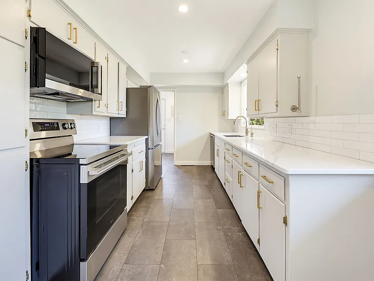 2100 Woodlawn Dr — Photo 3