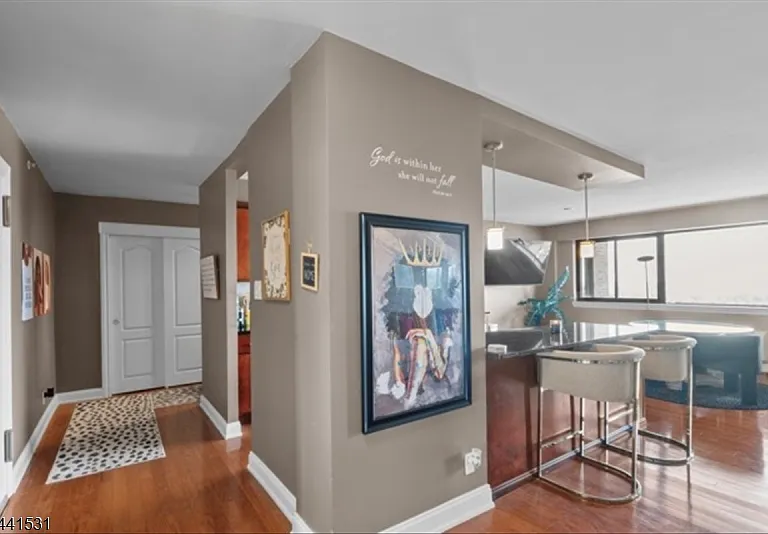 60 Parkway Dr E — Photo 11