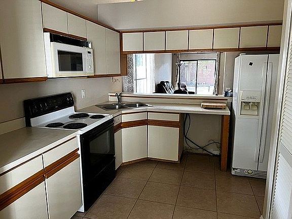 4th image of 3304 Bridgeford Dr