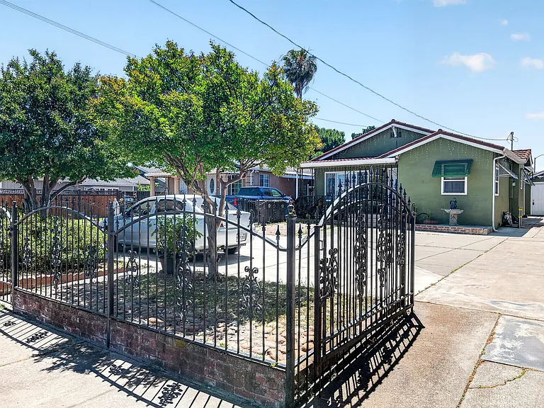 406 E Edison St — Photo 2