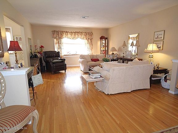 5th image of 187 Woodvale Ave