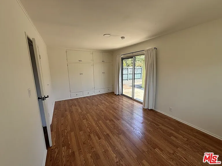 802 Superba Ave — Photo 11