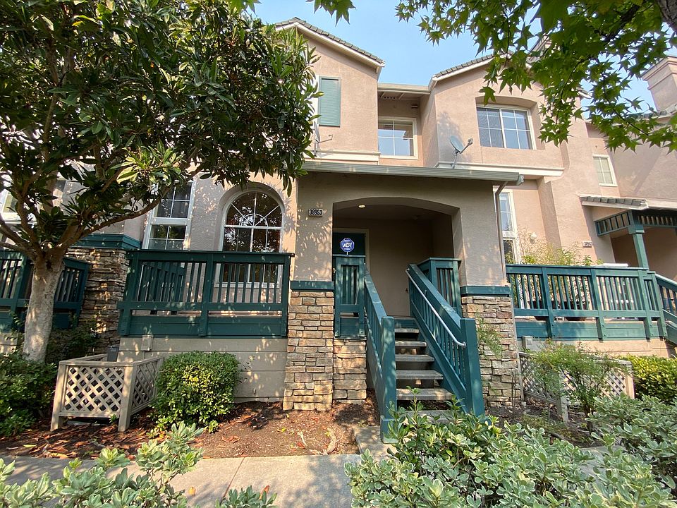 38953 Swordfish Common: Front View including porch