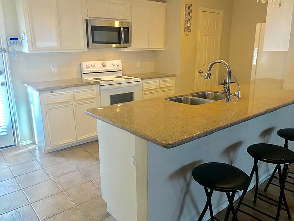 4th image of 2630 Woodridge Manor Dr