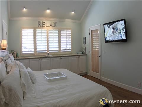 Master bedroom/ vaulted ceiling