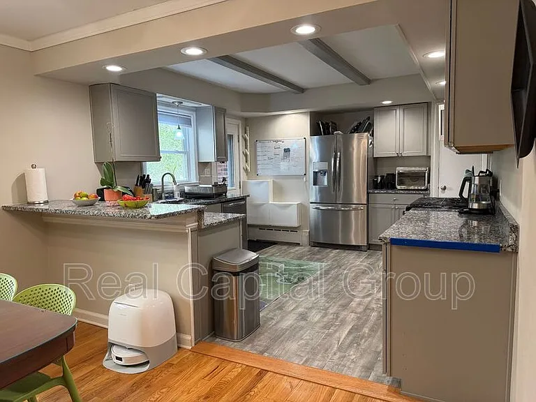 2204 Dean St — Photo 9