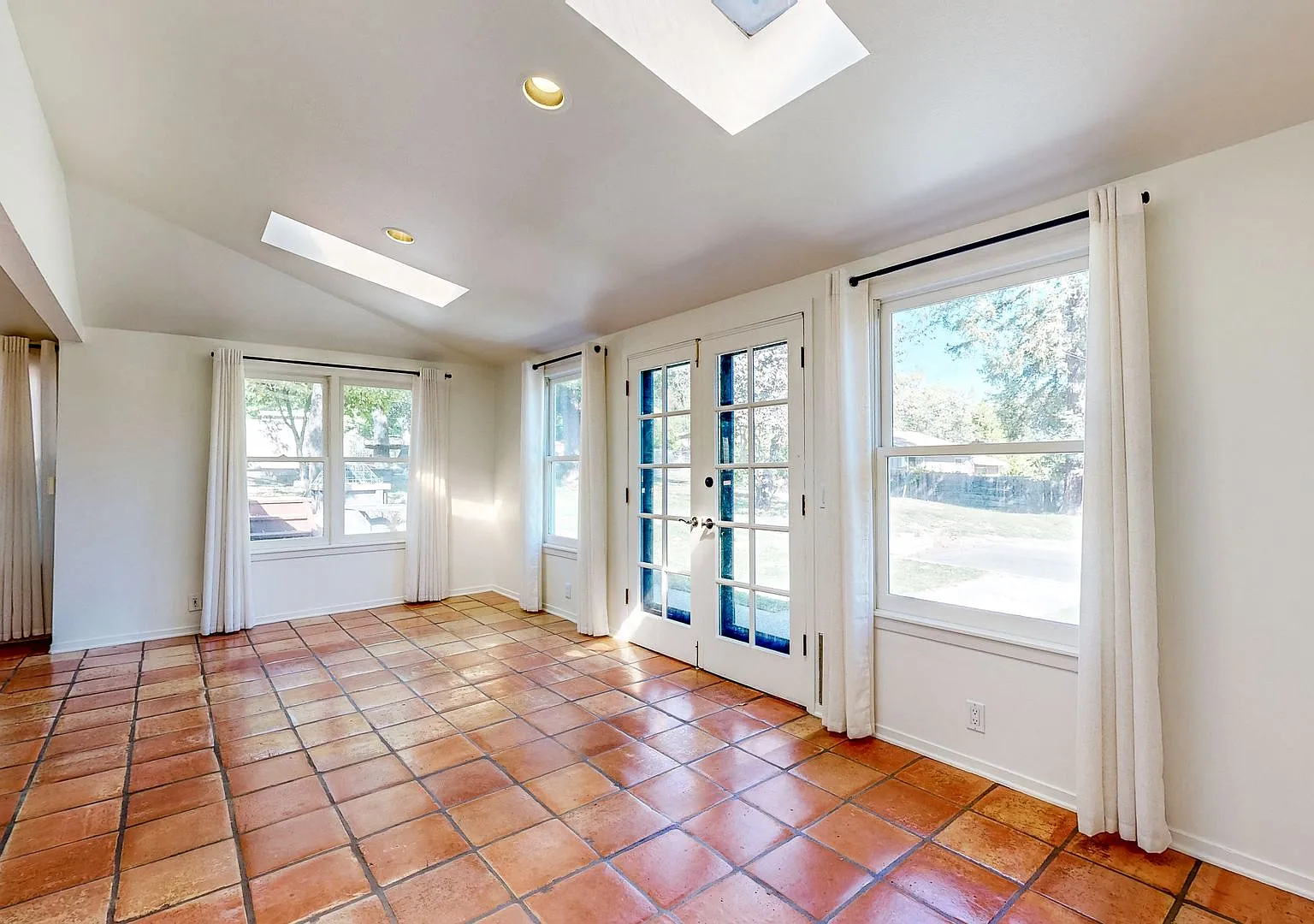 Bright and Spacious 1 Bedroom 1 Bathroom Cottage! Water, PGE, and Garbage Included! — Photo 3