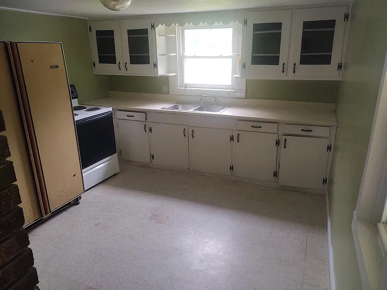 1090 Dix Creek Rd — Photo 5