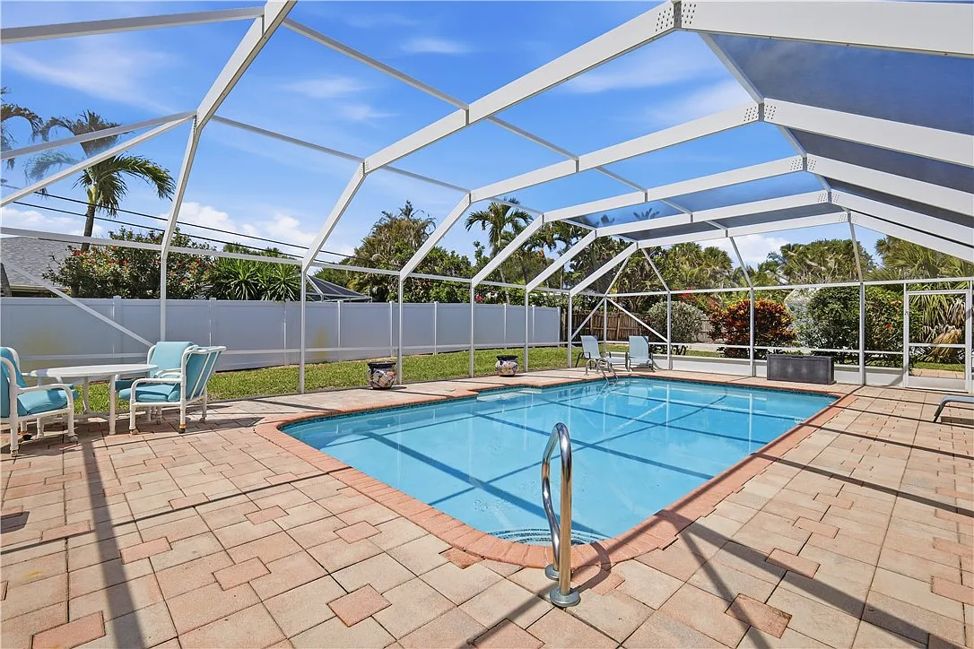 4 bed, $9,500 — Photo 1