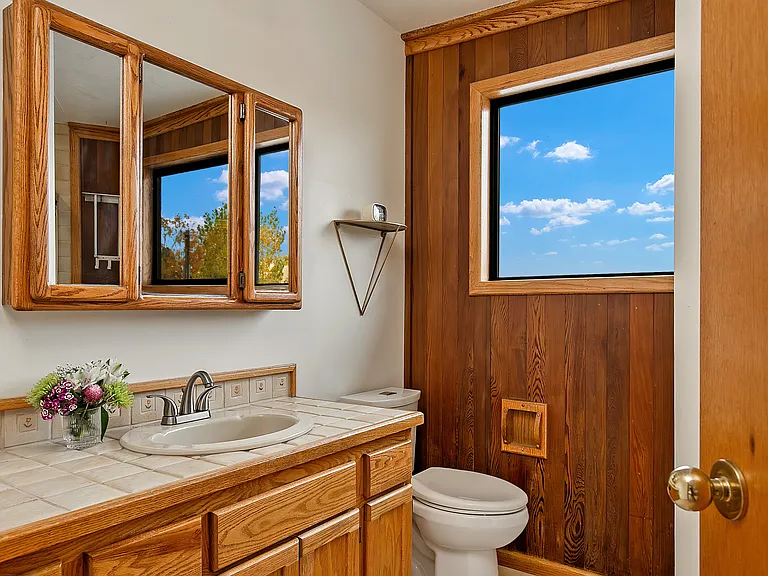 Primary bedroom en-suite bathroom.