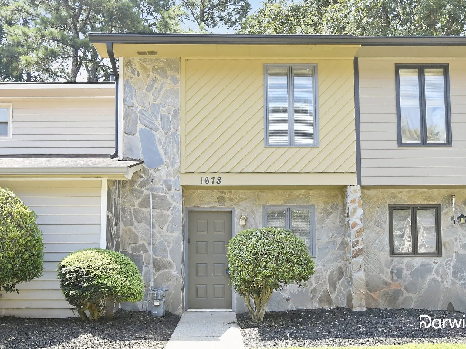 3 bed, 3.0 bath, 1054 sqft, $1,650 — Photo 2