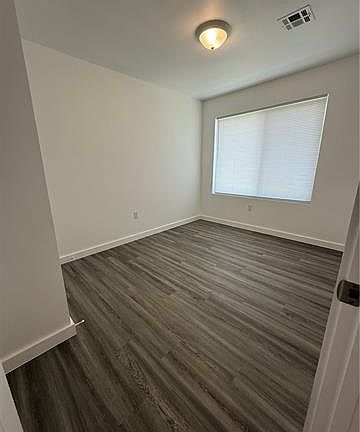 5th image of 717 N Woodlawn Ave