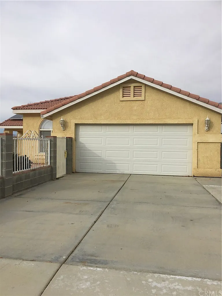 9601 Peach Ave photo 1