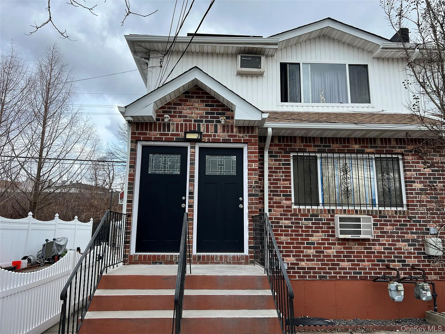 3 bed, 1.0 bath, 1978 sqft, $3,300 — Photo 1