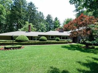 2 Forte Dr, Old Westbury, NY 11568