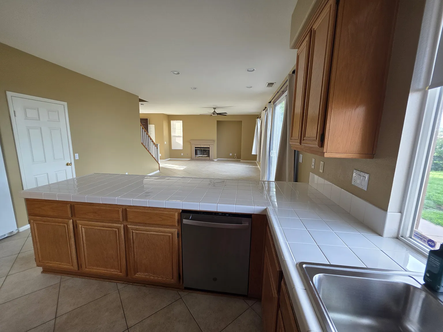 4 bed, 2286 sqft, $5,200 — Photo 4