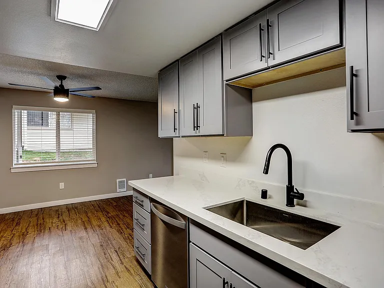 Sunset East Apartments — Photo 3