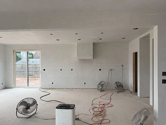3rd image of 409 Jerelyn Ct
