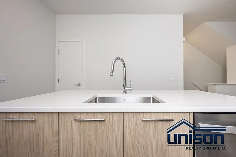 3 bed, 2.5 bath, 1345 sqft, $2,300 — Photo 4