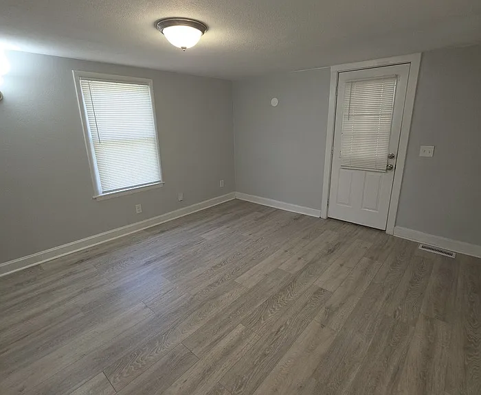 1332 S Pleasant St — Photo 6