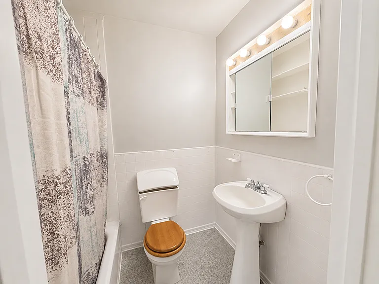 1572 N Shore Dr — Photo 4