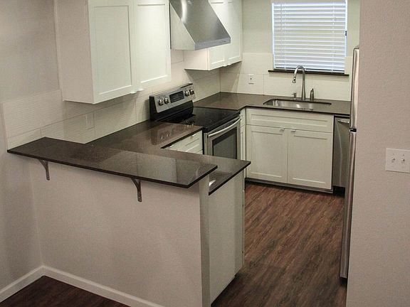 Kitchen, quartz counters