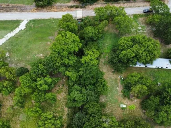 300 N Austin St, Wolfe City, TX 75496