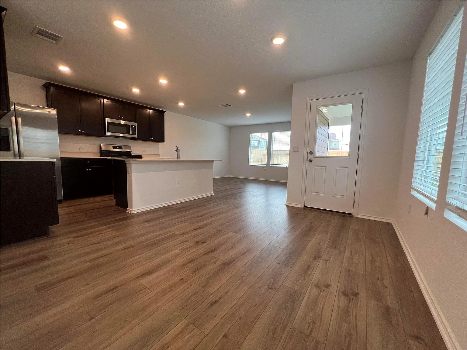 3 bed, 2.0 bath, 1646 sqft, $1,950 — Photo 3
