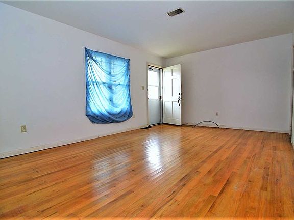 3rd image of 1808 Ravenswood Dr