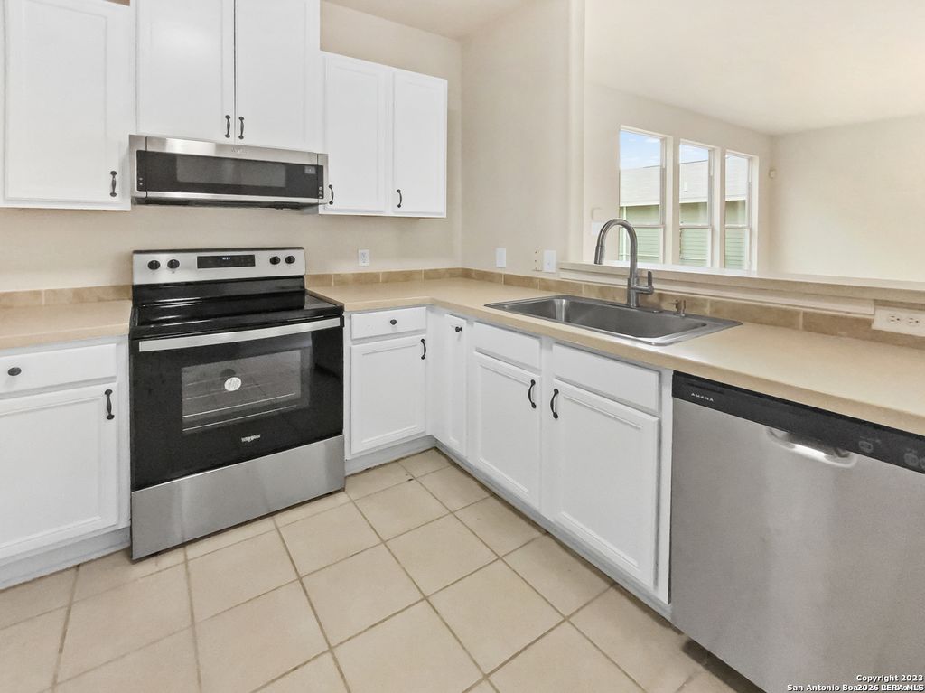 121 Lark Hill, Floresville, TX - View 3
