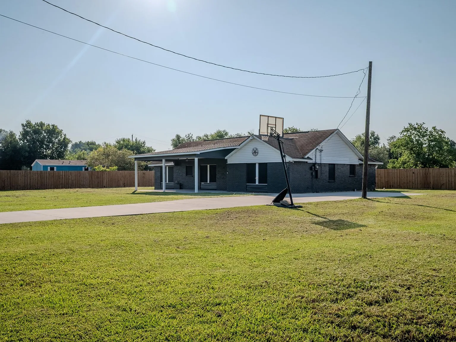4 bed, 2.0 bath, 1732 sqft, $2,100 — Photo 3