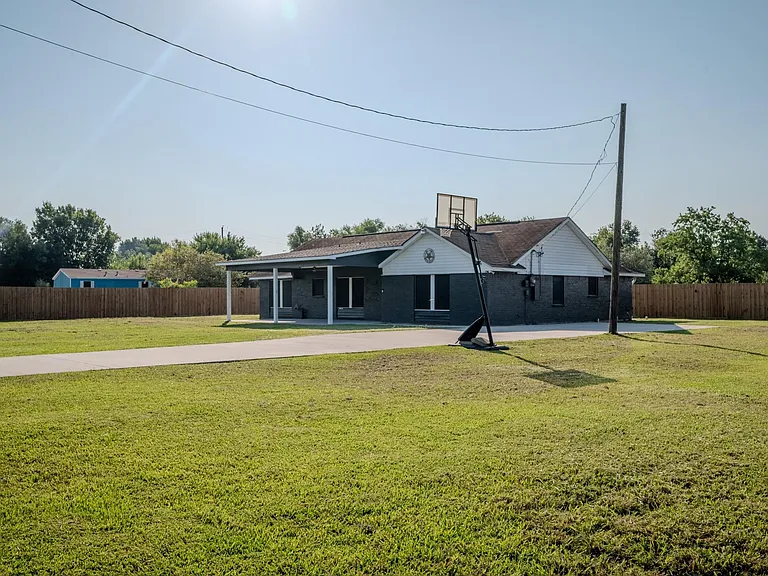 1102 Crosby Dayton Rd — Photo 3