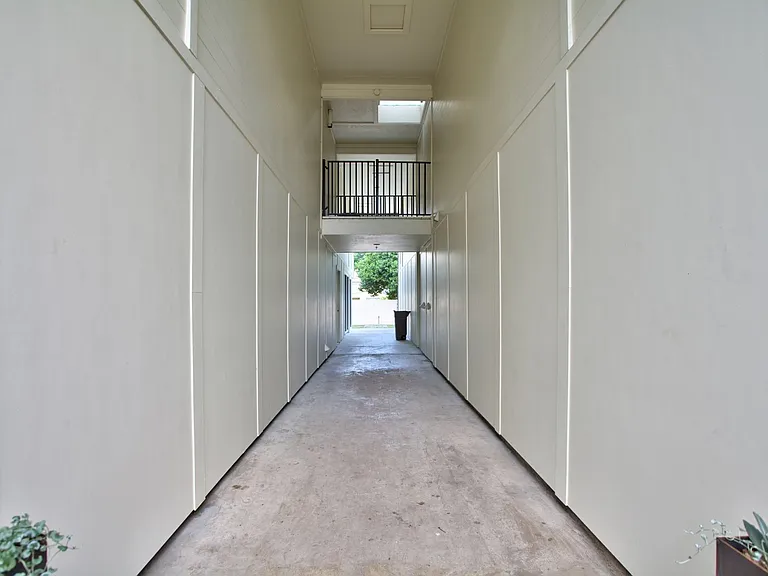 924 E 51st St #106 — Photo 9