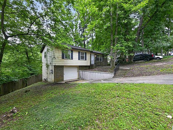 4th image of 1613 Barrington Ln NE