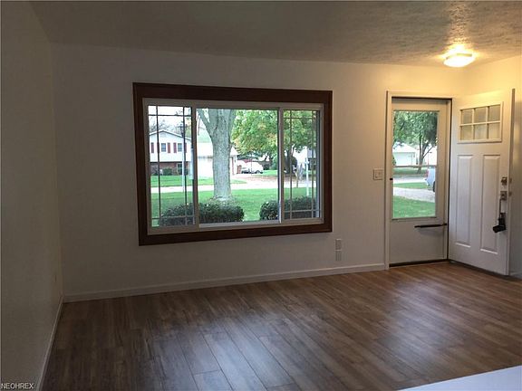 3rd image of 200 Oakwood Ln