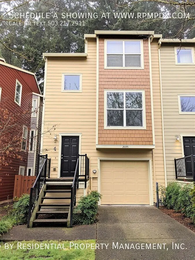 Conveniently Located Amberglen Townhome in the heart of Tanasbourne! — Photo 1