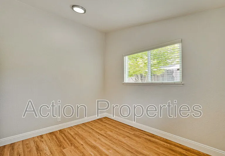 1125 Burgoyne St — Photo 29