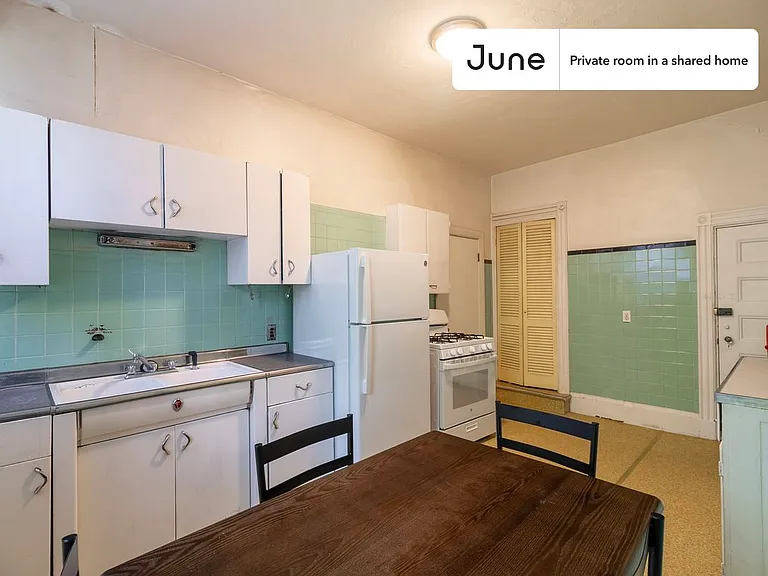 923 Beacon St #C — Photo 4