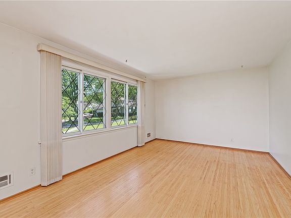 3rd image of 250 Lake Shore Boulevard Ext