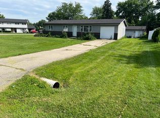 1 Shell Ct, Oswego, IL 60543
