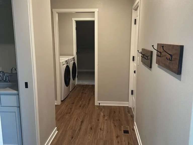 1110 Westview Dr — Photo 3