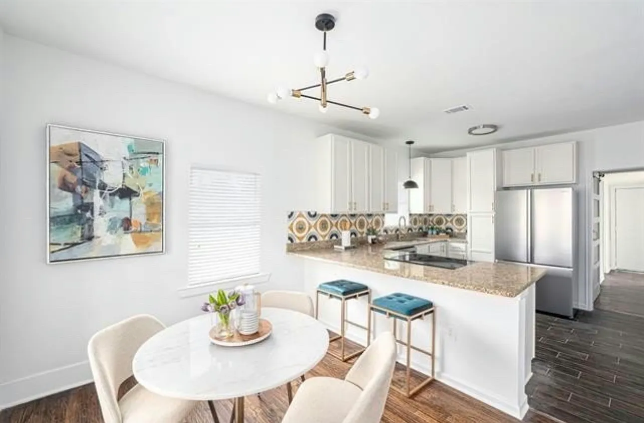 2 bed, 1016 sqft, $2,100 — Photo 3