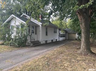 1029 W Rich St, Taylorville, IL 62568